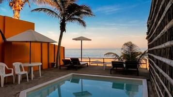 2 outdoor pools