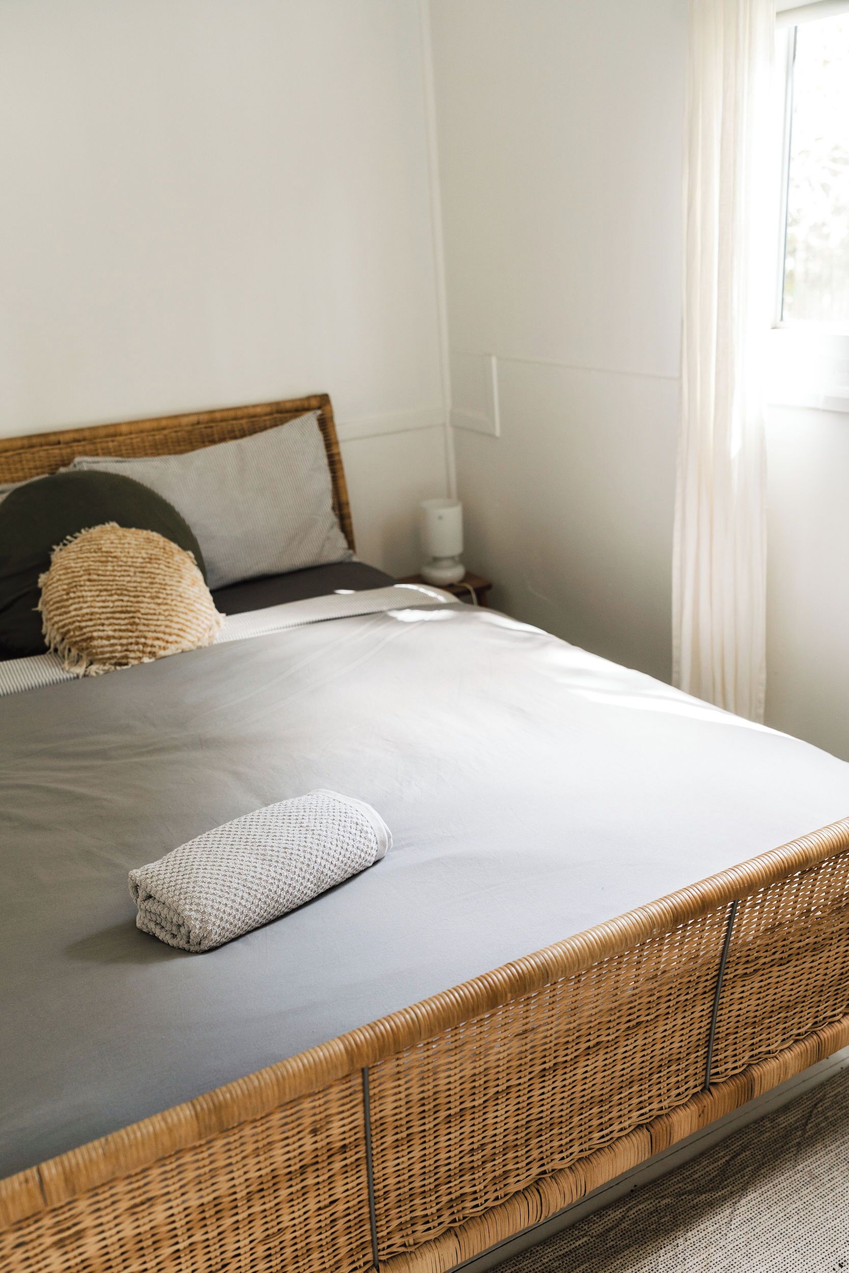 Een strijkplank/strijkijzer, beddengoed