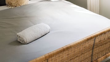 Een strijkplank/strijkijzer, beddengoed