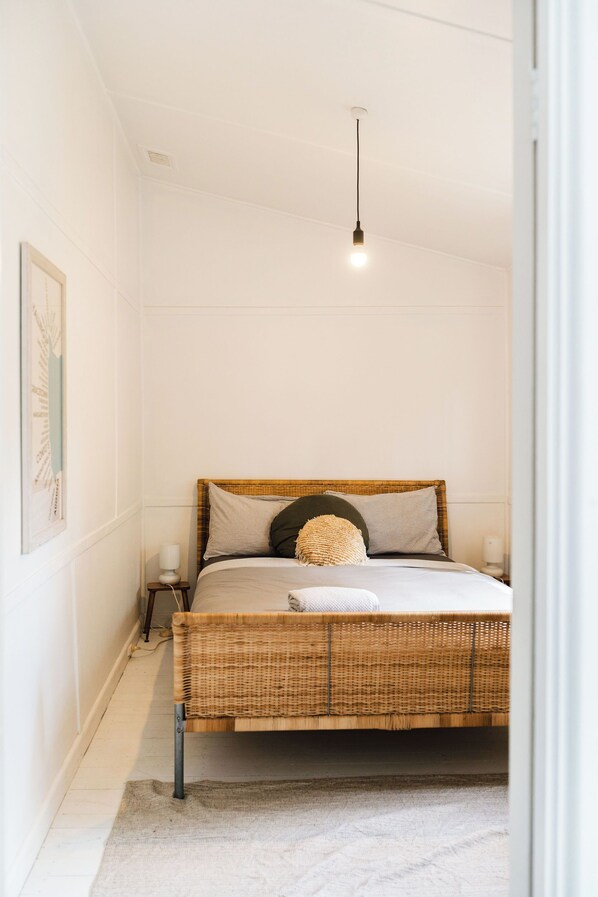 A room with a bed, a hanging light fixture, and a framed picture on the wall. - OB Surf Shack — relaxed, chic surf shack on the south coast (Denmark)