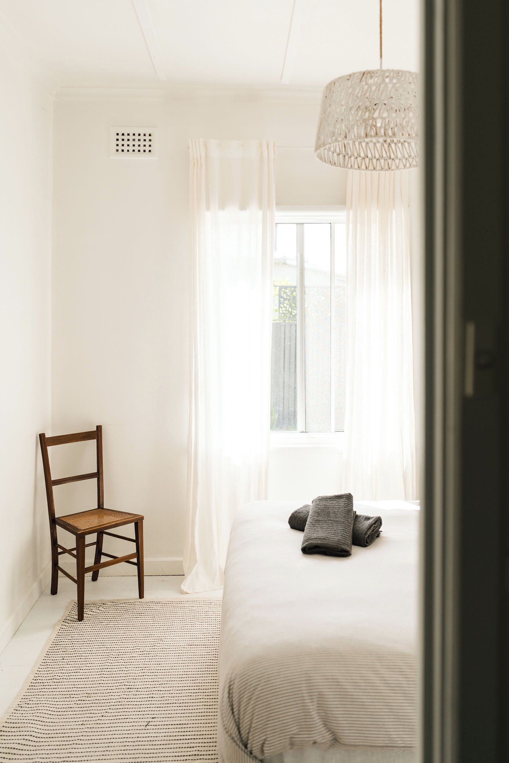 Iron/ironing board, bed sheets