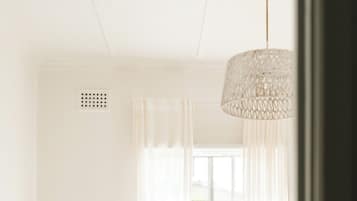 Iron/ironing board, bed sheets