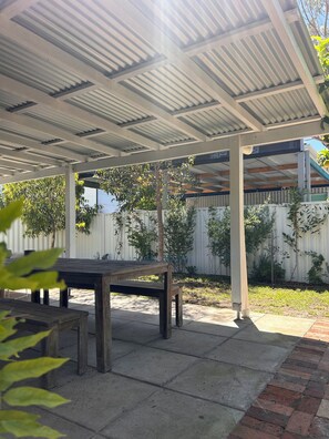 Outdoor dining - OB Surf Shack — relaxed, chic surf shack on the south coast (Denmark)