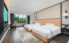 Premier Twin kamer, uitzicht op meer | Donzen dekbedden, bedden met traagschuimmatras, een bureau