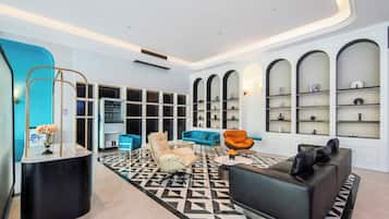 Coin salon dans le hall