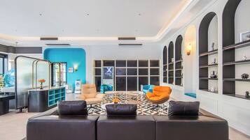 Coin salon dans le hall