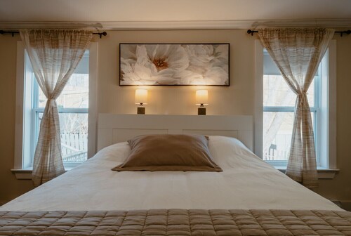 Modern Townhouse | 3 Bed + Backyard