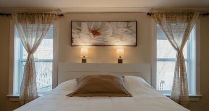 Modern Townhouse | 3 Bed + Backyard