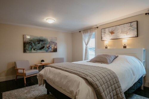 Modern Townhouse | 3 Bed + Backyard