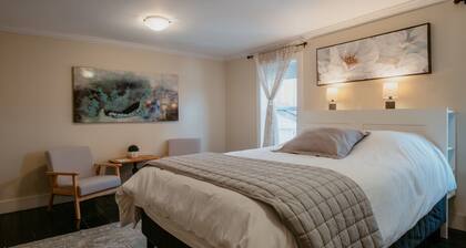 Modern Townhouse | 3 Bed + Backyard