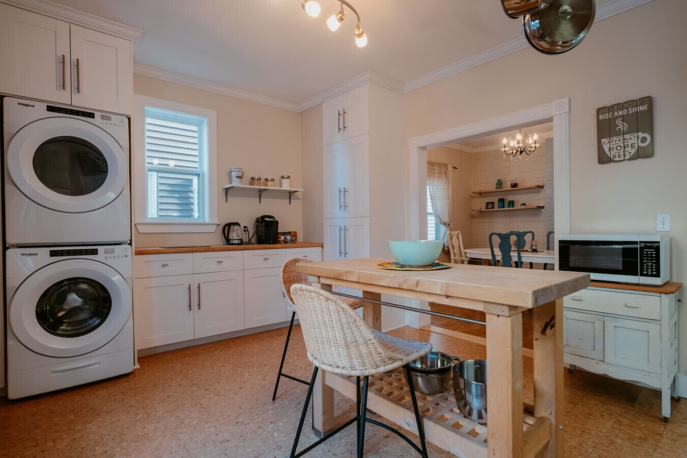 冷蔵庫、電子レンジ、オーブン、コンロ