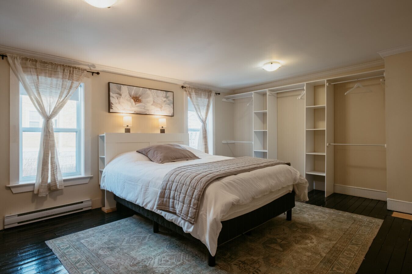 3 室のベッドルーム、WiFi (無料)、ベッドシーツ