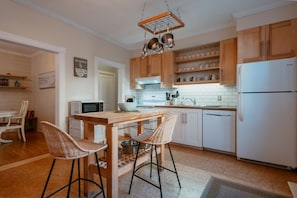 Geladeira, micro-ondas, fogão, cooktop