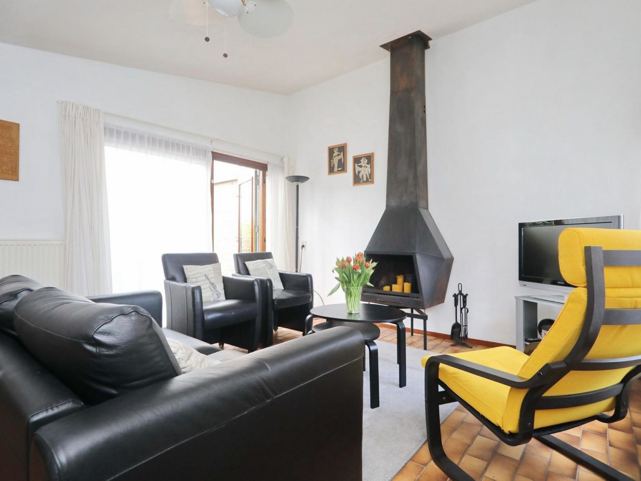 Televisión y chimenea 