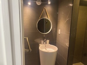 Serviettes fournies, savon, papier toilette