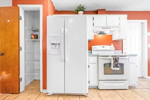 Private kitchen - Spring Hill Serenity:Cozy Escape (Spring Hill)