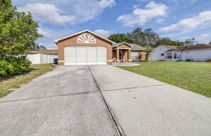 Exterior - Spring Hill Serenity:Cozy Escape (Spring Hill)