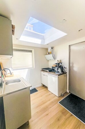 Fridge, microwave, cookware/dishes/utensils - Tiny House QuDi by Interhome (Noordwijk)