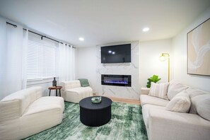 Living area - Beautiful Modern 3BR Luxury: Fireplace, Near Airport, Downtown, Restaurants, Osu (Columbus)