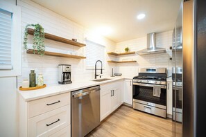Private kitchen - Beautiful Modern 3BR Luxury: Fireplace, Near Airport, Downtown, Restaurants, Osu (Columbus)