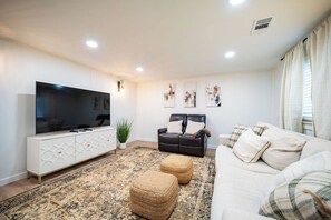 Living area - Beautiful Modern 3BR Luxury: Fireplace, Near Airport, Downtown, Restaurants, Osu (Columbus)
