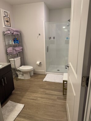 Een douche, een haardroger, handdoeken, zeep