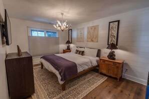 Iron/ironing board, WiFi, bed sheets - Watson Barrett - Lofts on Main (Highlands)