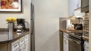 Microondas, horno, placa de cocina, lavavajillas