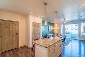 Exclusive-Apartment | Eigene Küche | Großer Kühlschrank, Mikrowelle, Ofen, Herdplatte