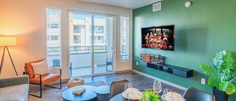 Departamento Elite | Área de sala de estar | Smart TV de 55 pulgadas con canales digitales