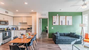 Deluxe Apartment, 2 Bedrooms, Non Smoking, Kitchen | In-room dining