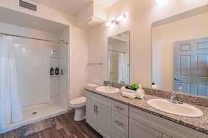 Appartement Élite, 3 chambres, cuisine | Salle de bain | Sèche-cheveux, serviettes fournies, savon, shampoing