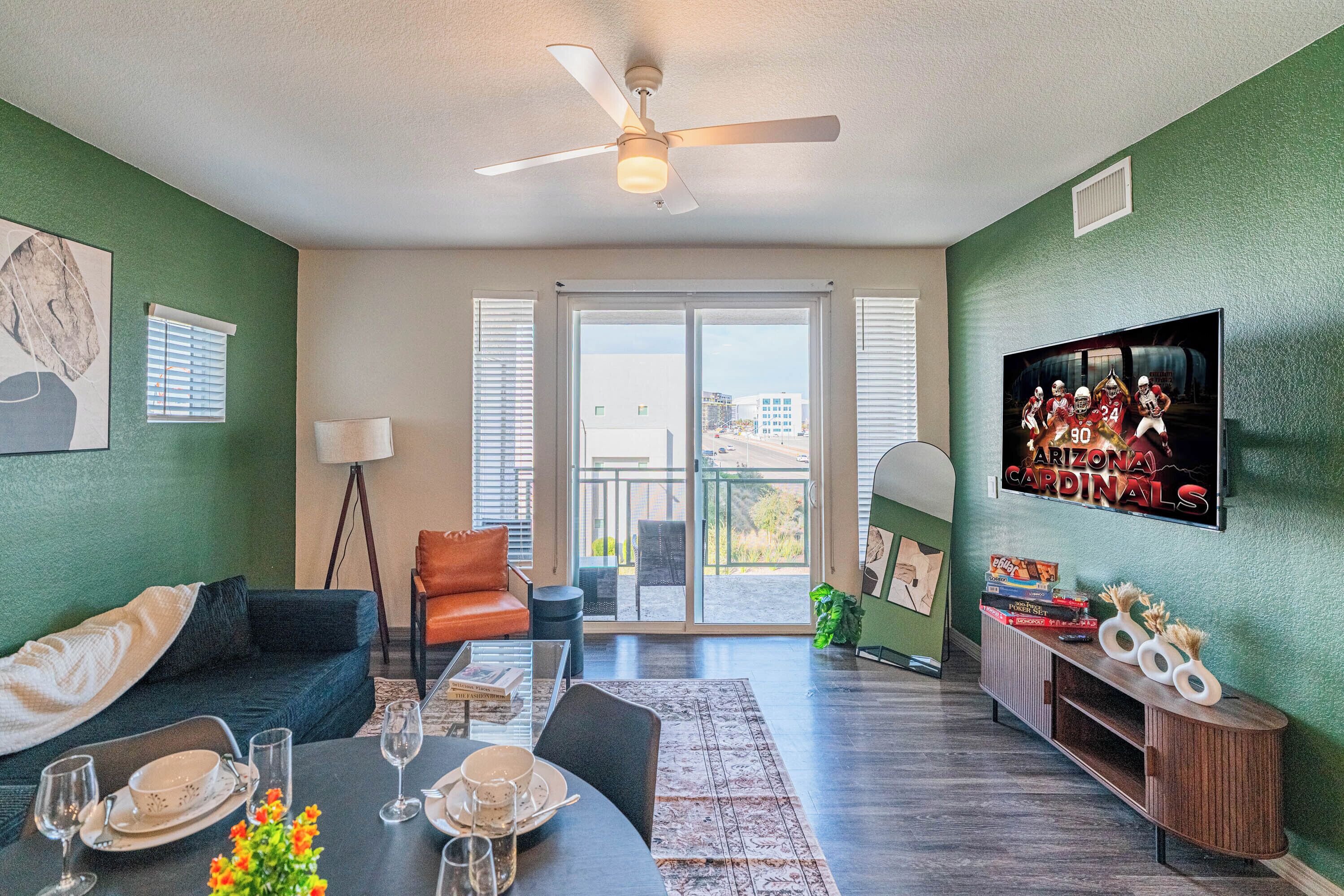 엘리트룸, 침실 2개, 금연, 발코니 | 거실 공간 | 디지털 채널 시청이 가능한 55인치 스마트 TV