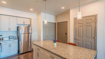 Full-size fridge, microwave, oven, stovetop