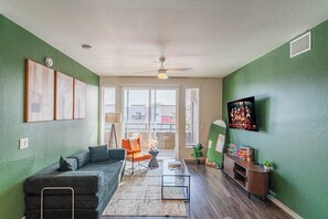 디럭스 아파트, 침실 2개, 금연, 주방 | 거실 공간 | 디지털 채널 시청이 가능한 55인치 스마트 TV