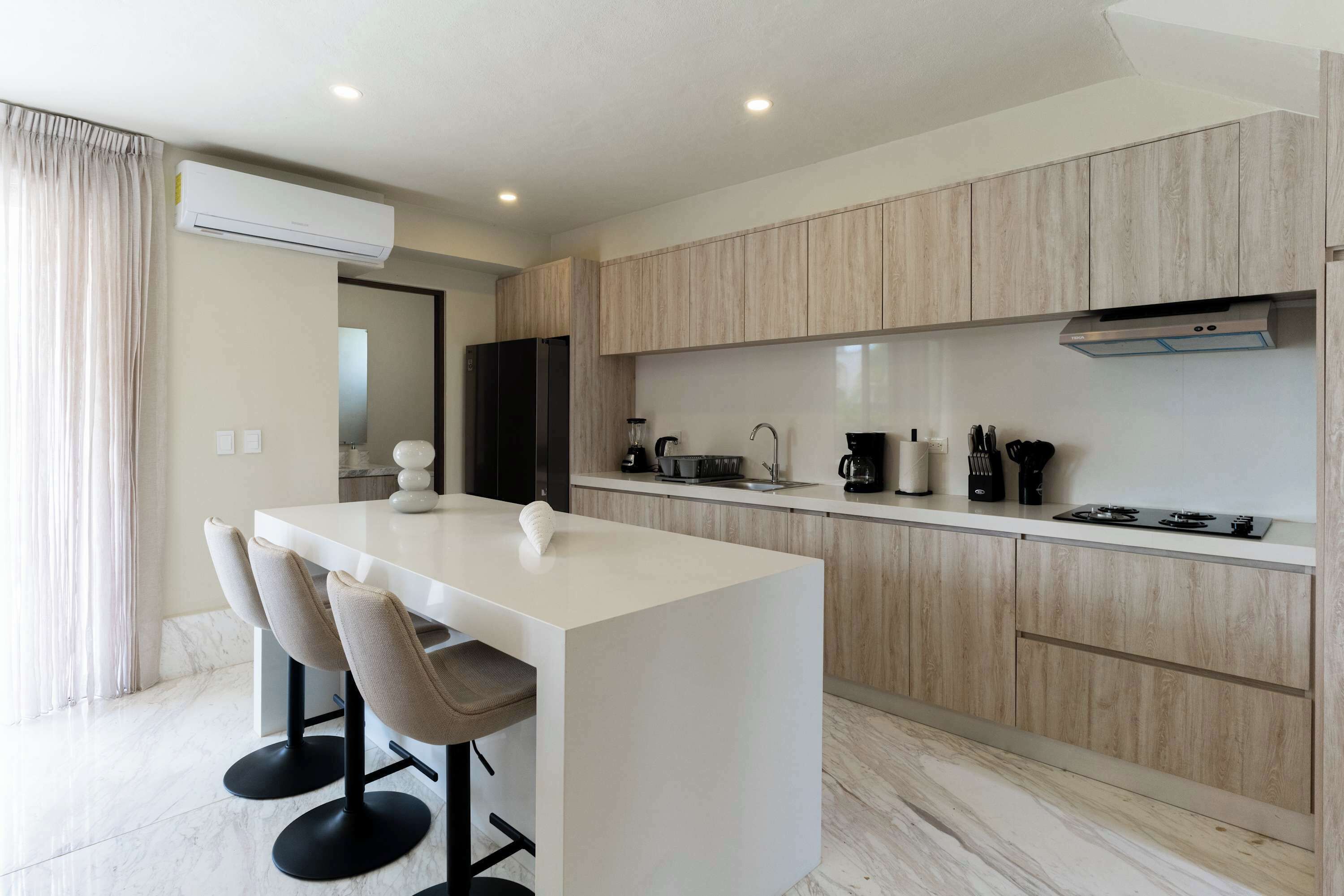 Réfrigérateur, micro-ondes, plaque de cuisson, cafetière/bouilloire