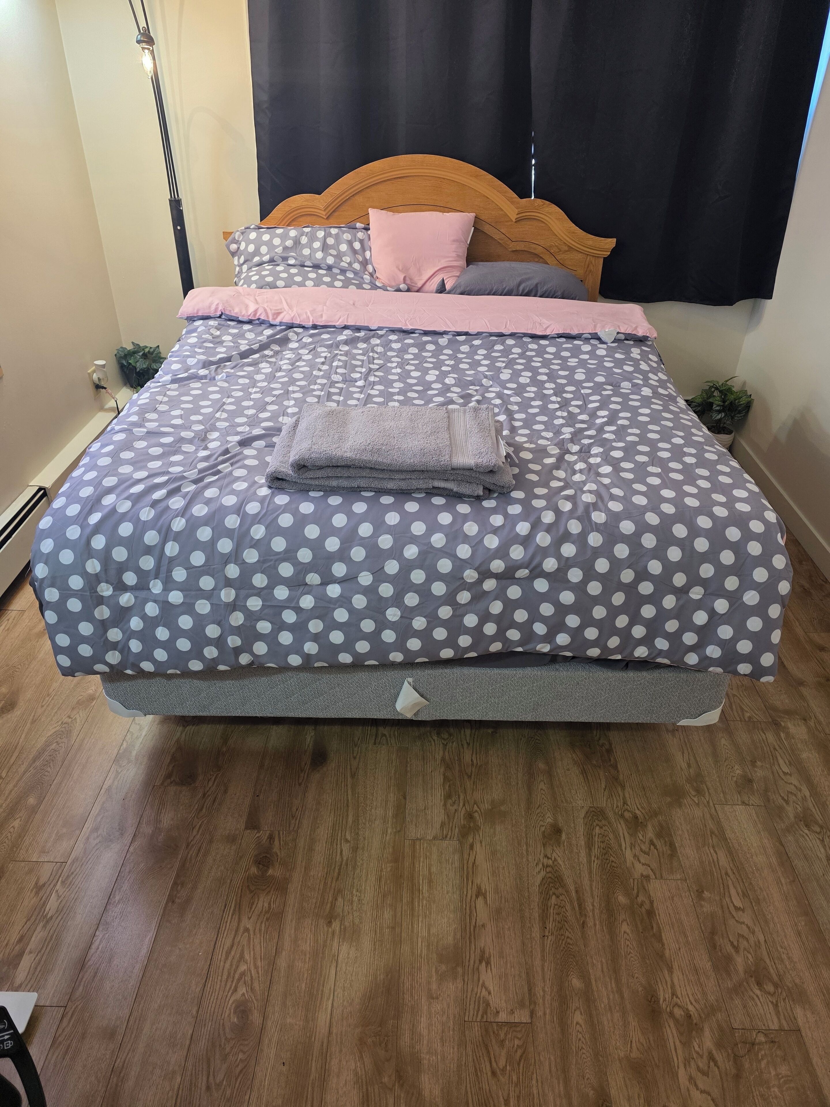 Tabla de planchar con plancha, wifi y ropa de cama 