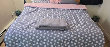 Tabla de planchar con plancha, wifi y ropa de cama