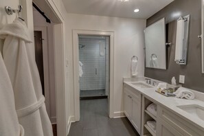 Shower, hair dryer, towels - Lofts on Main - Padgett Studio (Highlands)