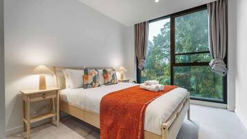 Een strijkplank/strijkijzer, wifi, beddengoed