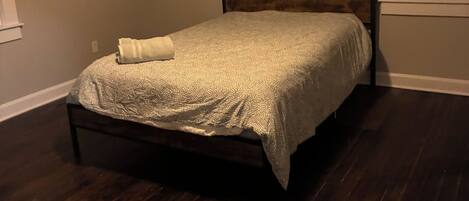 4 makuuhuonetta, työpöytä, silitysrauta/-lauta, ilmainen Wi-Fi