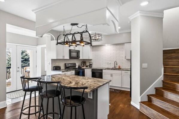 Refrigerador, microondas, horno y parrilla de estufa 