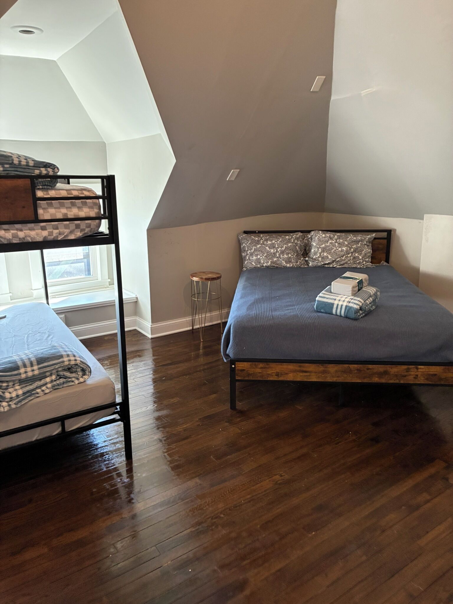 4 soverom, skrivebord, strykejern/-brett og wi-fi (inkludert)