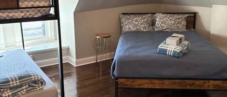 4 slaapkamers, een bureau, een strijkplank/strijkijzer, gratis wifi