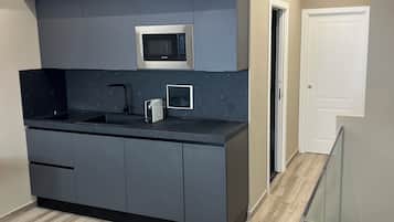 Réfrigérateur, four à micro-ondes, un four, surface de cuisson