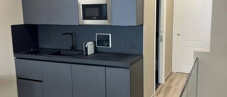 Réfrigérateur, micro-ondes, four, plaque de cuisson