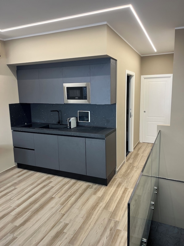 Een koelkast, een magnetron, een oven, een kookplaat