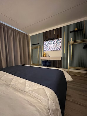 Een bureau, een strijkplank/strijkijzer, reisbedje, gratis wifi