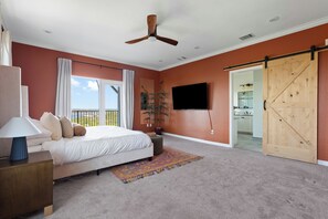 Iron/ironing board, internet, bed sheets - Spicewood Social-Pickleball, Heated Pool, Golf Sim, Lake Travis panoramic views (Spicewood)