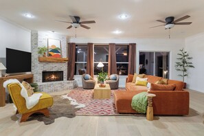 Interior - Spicewood Social-Pickleball, Heated Pool, Golf Sim, Lake Travis panoramic views (Spicewood)